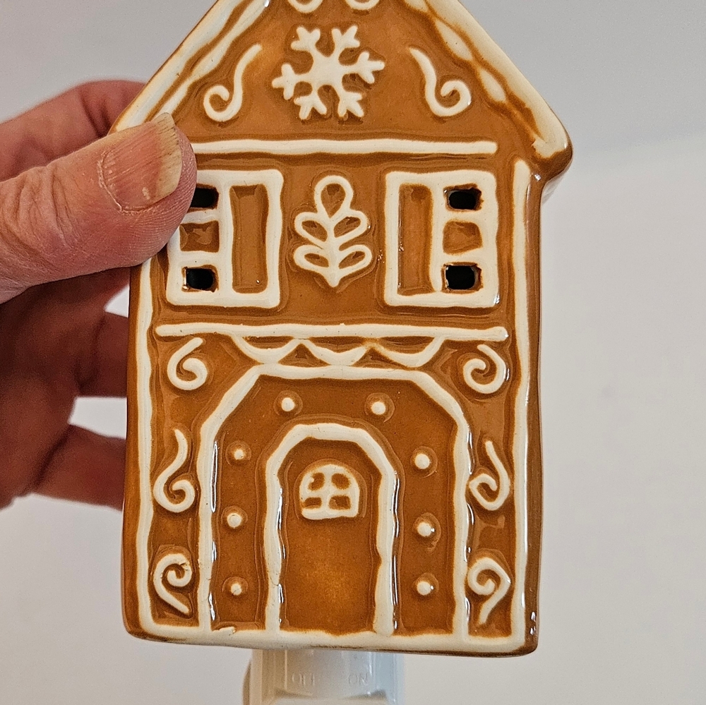 Wax Warmer Gingerbread House    Plug- in- Nightlight - Picture 3 of 10